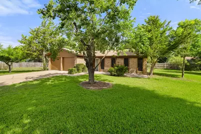 704 Brookwood Circle, Taylor, TX 76574 - Photo 4