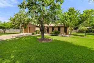 704 Brookwood Cir, Taylor, TX 76574 - Photo 4