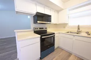 916 Crockett St, Lockhart, TX 78644 - Photo 4