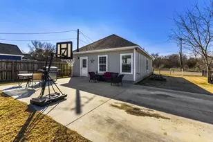 226 Spruce Ave, Luling, TX 78648 - Photo 26