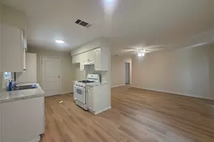 104 E Eggleston St, Manor, TX 78653 - Photo 4