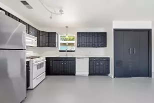 2712 St Edwards Cir, Austin, TX 78704 - Photo 10