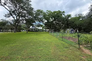306 5th Ave, Smithville, TX 78957 - Photo 36