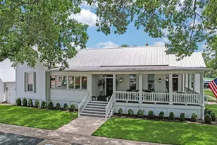 107 NE 4th St, Smithville, TX 78957 - Photo 2