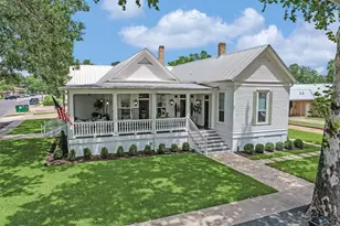 107 NE 4th St, Smithville, TX 78957 - Photo 4