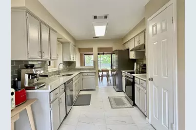 8905 Bridgewood Trail, Austin, TX 78729 - Photo 8