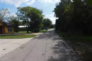 1318 Green St, Lockhart, TX 78644 - Photo 2