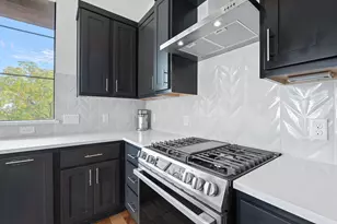 2412 E 8th St, Austin, TX 78702 - Photo 12