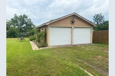 592 E Hempstead, Giddings, TX 78942 - Photo 26