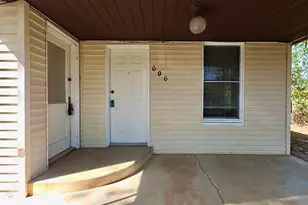 606 Mesquite St, Bastrop, TX 78602 - Photo 2