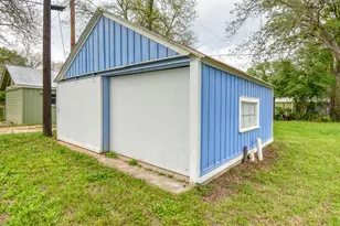 501 Burleson St, Smithville, TX 78957 - Photo 30