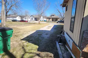 502 W 4th St, Taylor, TX 76574 - Photo 32