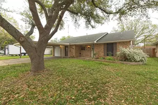 1102 Fowzer Street E, Taylor, TX 76574 - Photo 2