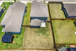 148 Hidalgo Ln, Elgin, TX 78621 - Photo 34