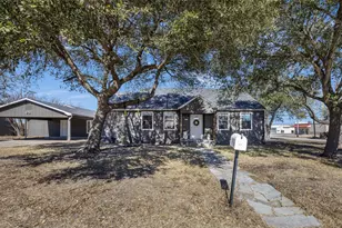 1479 E Hempstead St, Giddings, TX 78942 - Photo 2