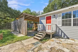 417 N Blanco St, Lockhart, TX 78644 - Photo 2