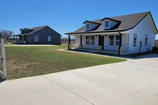 577 County Road 422 Rd, Stockdale, TX 78160 - Photo 2