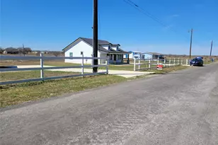 577 County Road 422 Rd, Stockdale, TX 78160 - Photo 6