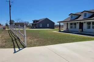 577 County Road 422 Rd, Stockdale, TX 78160 - Photo 14