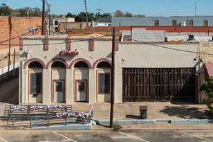 218 N Main St, Rockdale, TX 76567 - Photo 2