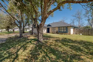 2010 Lark Ln, Taylor, TX 76574 - Photo 2