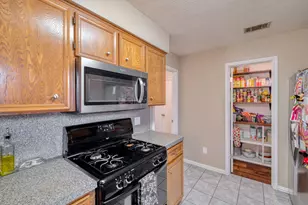 2010 Lark Ln, Taylor, TX 76574 - Photo 10