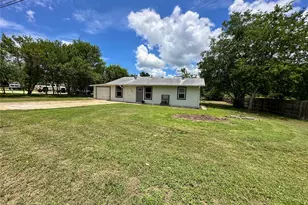 138 San Jacinto St, Bastrop, TX 78602 - Photo 2