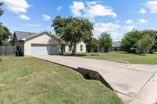 215 Spotted Fawn Dr, Hutto, TX 78634 - Photo 2