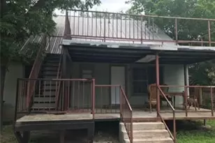 1017 W 3rd Street W, Taylor, TX 76574 - Photo 2