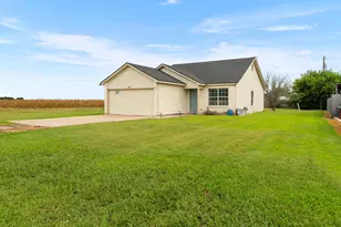 407 E Pietzsch St, Bartlett, TX 76511 - Photo 2