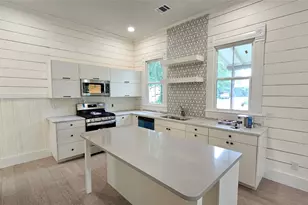 917 W 6th St, Taylor, TX 76574 - Photo 1