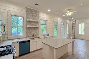 917 W 6th St, Taylor, TX 76574 - Photo 4