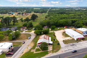 805 N Magnolia Ave, Luling, TX 78648 - Photo 1
