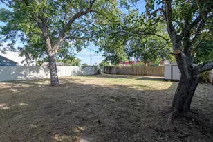 219 E Davilla St, Bartlett, TX 76511 - Photo 18