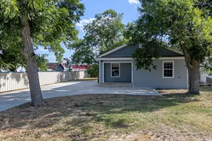 219 E Davilla St, Bartlett, TX 76511 - Photo 2