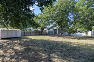 219 E Davilla St, Bartlett, TX 76511 - Photo 20