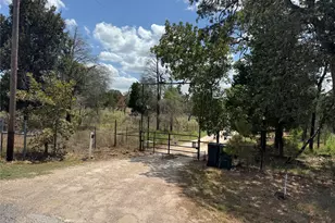 134 Elgin Woods Ln, Elgin, TX 78621 - Photo 2