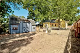 304 Olive St, Smithville, TX 78957 - Photo 26