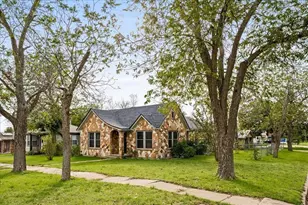 419 N Doak St, Taylor, TX 76574 - Photo 2