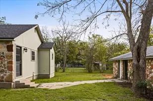 419 N Doak St, Taylor, TX 76574 - Photo 30