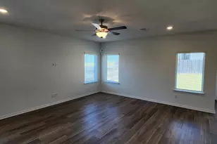 504 Yellow Ribbon Trl, Jarrell, TX 76537 - Photo 2