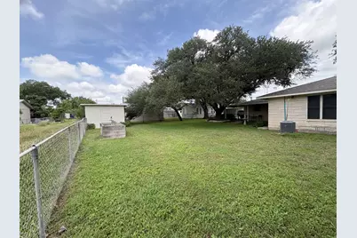 393 N Manse Avenue, Giddings, TX 78942 - Photo 4