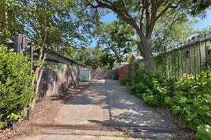 2103 E 16th St, Austin, TX 78702 - Photo 24