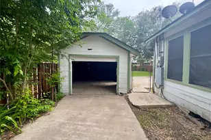 306 Bowie St, Luling, TX 78648 - Photo 4