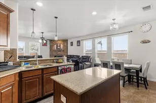 117 E Emory Fields Dr, Hutto, TX 78634 - Photo 14