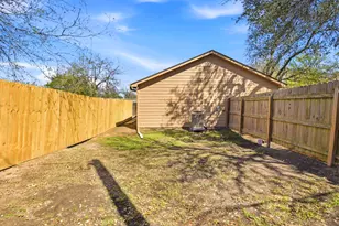 823 N Commerce St, Lockhart, TX 78644 - Photo 28
