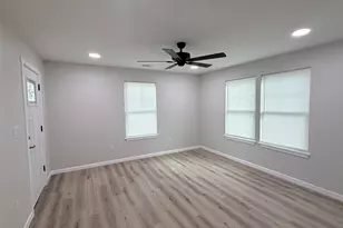 403 Taylor St, Smithville, TX 78957 - Photo 4