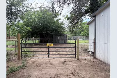 403 Taylor Street, Smithville, TX 78957 - Photo 22