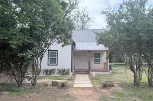 403 Taylor St, Smithville, TX 78957 - Photo 2