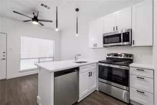 908 Poplar St, Austin, TX 78705 - Photo 2